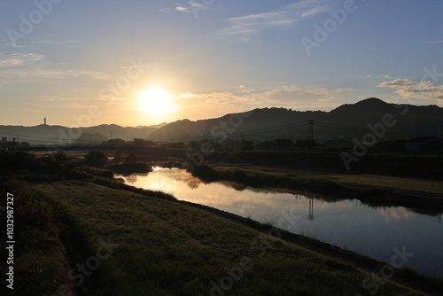 朝日が昇る日本の田舎の大きな川の風景