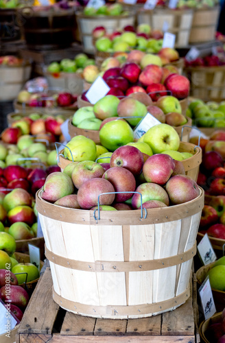 Foto Baskets of beautiful  apples fill bushels with many varieties , n this Michigan