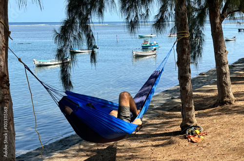 Hamac sur plage de Bassin Pirogue, île de la Réunion  photo