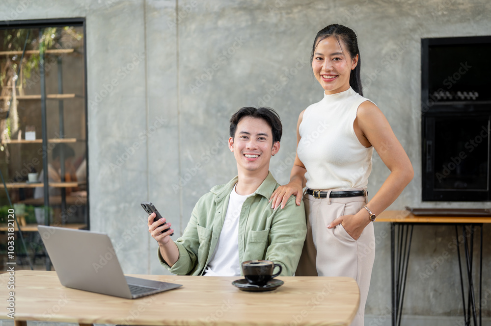 Obraz premium A handsome Asian businessman and an attractive Asian businesswoman are in the office together.