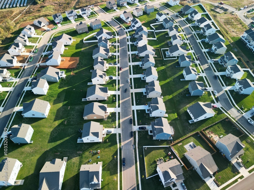 Φωτογραφία Aerial view of suburban neighborhood with green lawns.