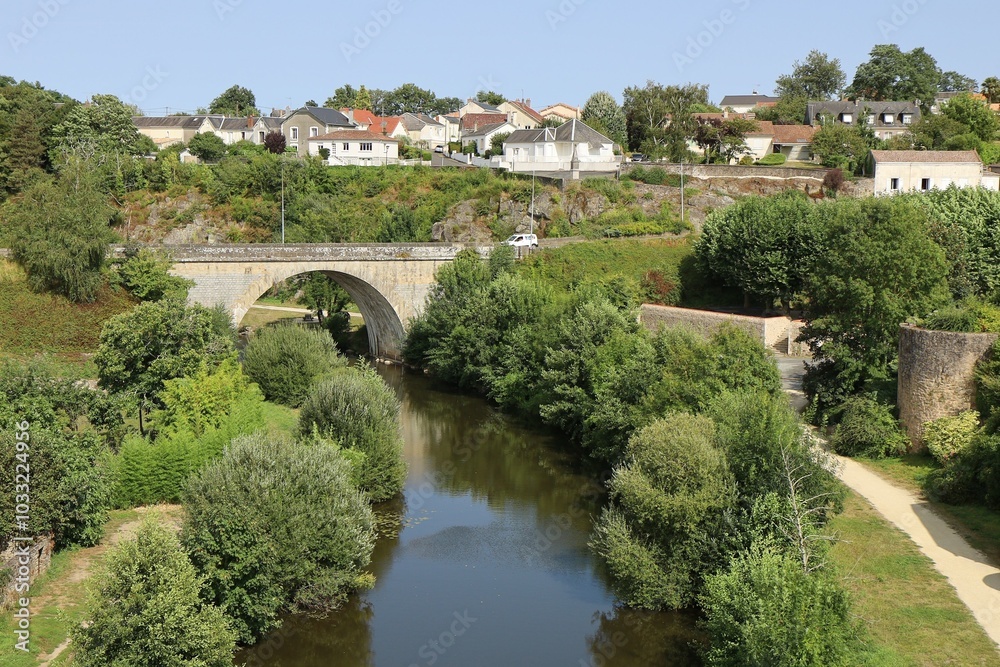 La rivière le Thouet, ville de Parthenay, département des Deux Sèvres, France