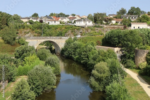 Obraz na płótnie La rivière le Thouet, ville de Parthenay, département des Deux Sèvres, France w salonie