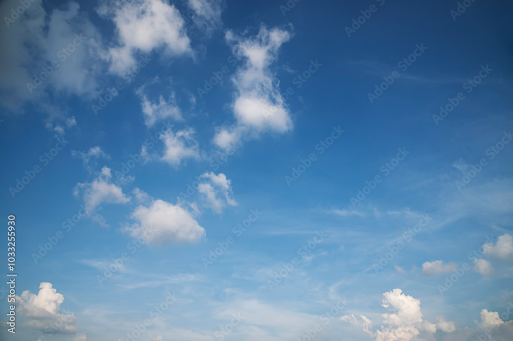 Obraz premium Blue sky beautiful and white cloud on day light with nature fluffy cloud sky background.