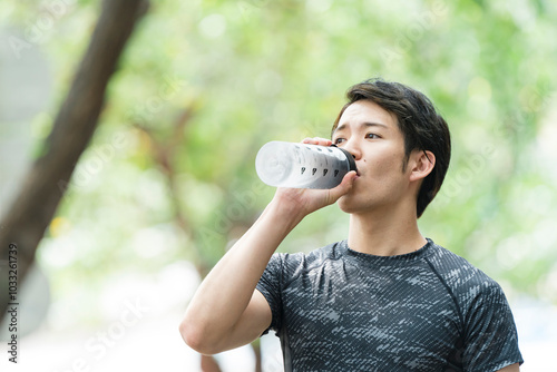 ジョギングする男性　水分補給　