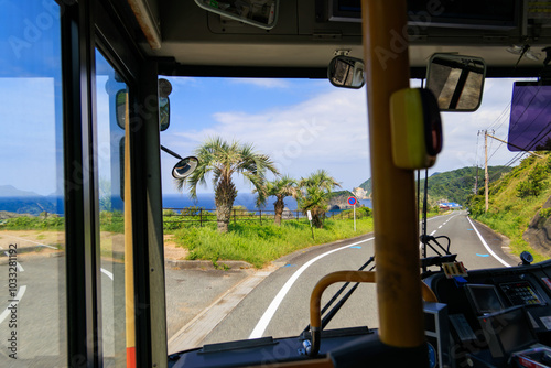 バスの車窓からの風景。
岬の突端のカーブ。青い海とヤシの木が見える。

伊豆半島の最南端、下田駅から出発する東海バス。
海岸線を走り、中木へと至る。
静岡県伊豆半島南伊豆町中木ヒリゾ浜-2024年
 photo