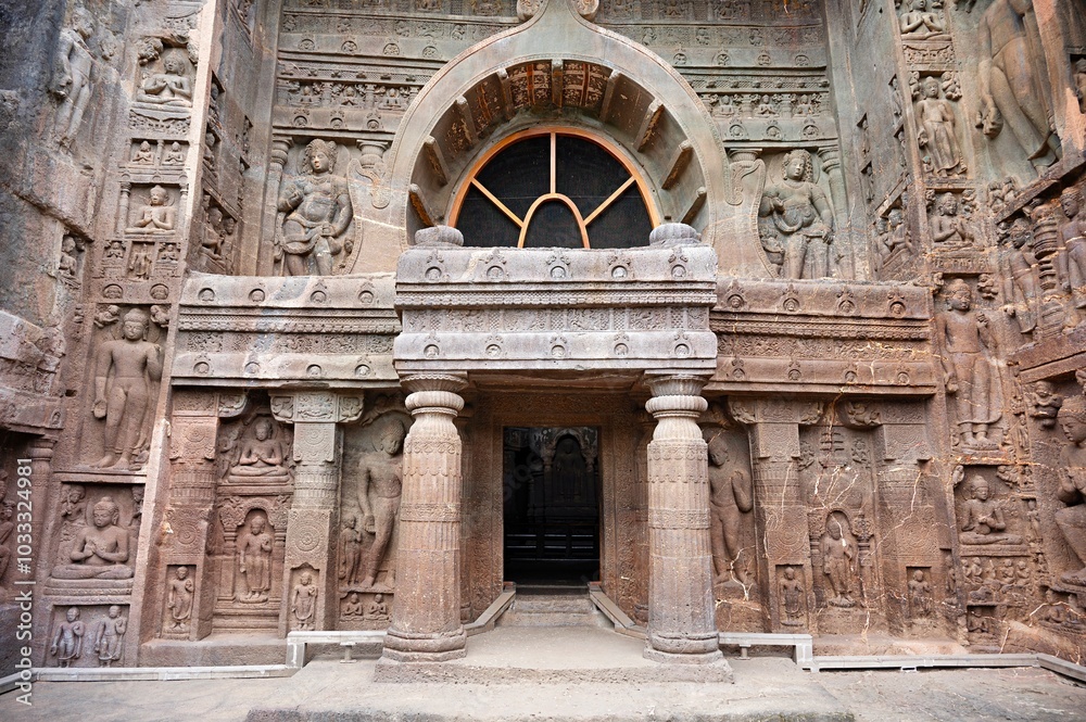 Obraz premium Cave 19: Façade of&nbsp; Prayer hall or Chaitya - Close View. Ajanta Caves, Aurangabad, Maharashtra, India