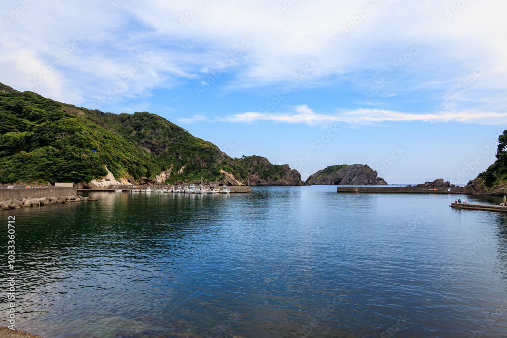 中木港の風景。
手前に中木浜、沖に大根島が見えている。
ヒリゾ浜は大根島の左側にある。

静岡県伊豆半島賀茂郡南伊豆町中木ヒリゾ浜-2024年
