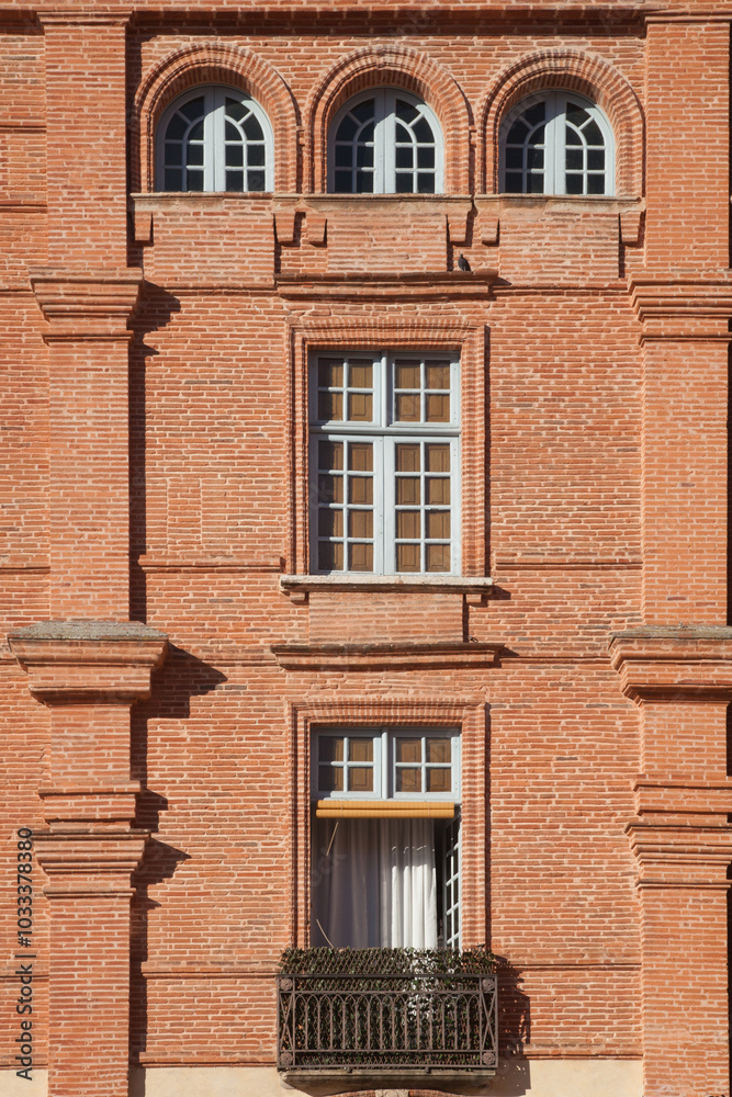 Obraz premium Détail d'une façade d'un immeuble de la place nationale à Montauban (Tarn et Garonne)