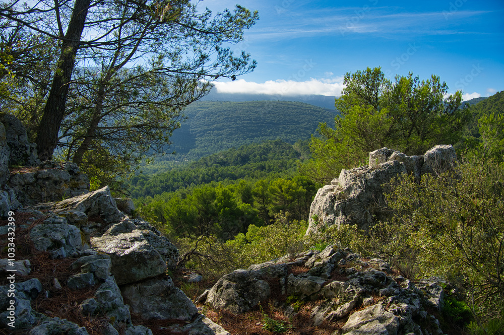 Blick vom Chateau de Vieux Nans in Nans les Pins in der Provence Verte Blick vom Chateau de Vieux Nans in Nans les Pins in der Provence Verte