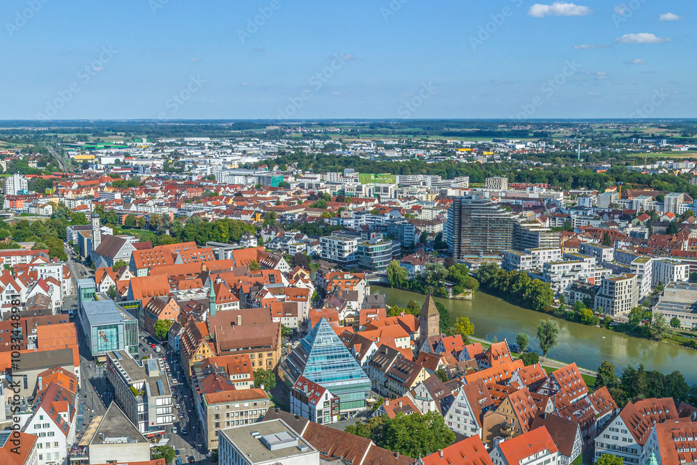Fototapeta premium Die Stadt Ulm an der Donau in Baden-Württemberg an der Grenze zu Bayern von oben