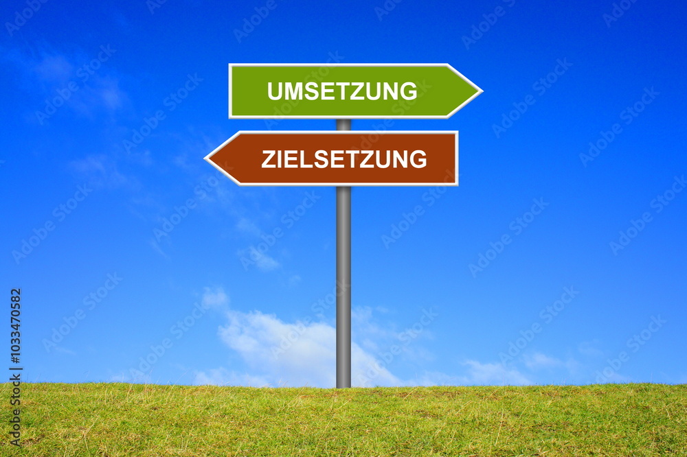 Zwei Wegweiser Schilder zeigen Zielsetzung und Umsetzung Zwei Wegweiser Schilder zeigen Zielsetzung und Umsetzung