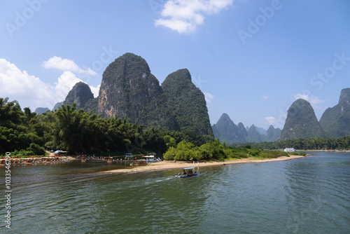 Obraz na płótnie Guilin, China: Karst landscape of the Li river between Guilin and Yangshuo in southern China on a sunny day. w salonie