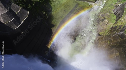 黒部ダムの放水にかかる虹の風景動画