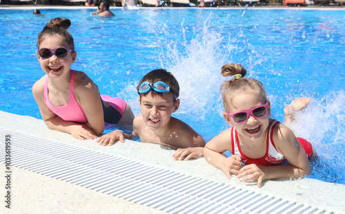 Obraz na płótnie kids swiming in pool w salonie