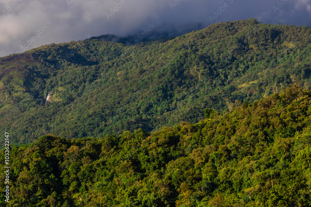 Obraz premium Wallpaper from the top of the mountain, overlooking the panorama, with the wind blowing all the time, fresh air, is a viewpoint that adventurers regularly visit.