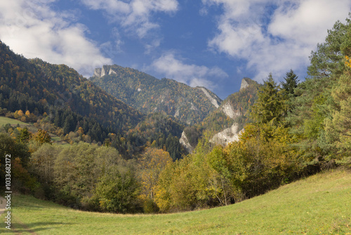 Obraz na płótnie Panoramic view of the autumn landscape in Pieniny Mountains, Three Crowns Massif (Trzy Korony), Szczawnica, Poland w salonie