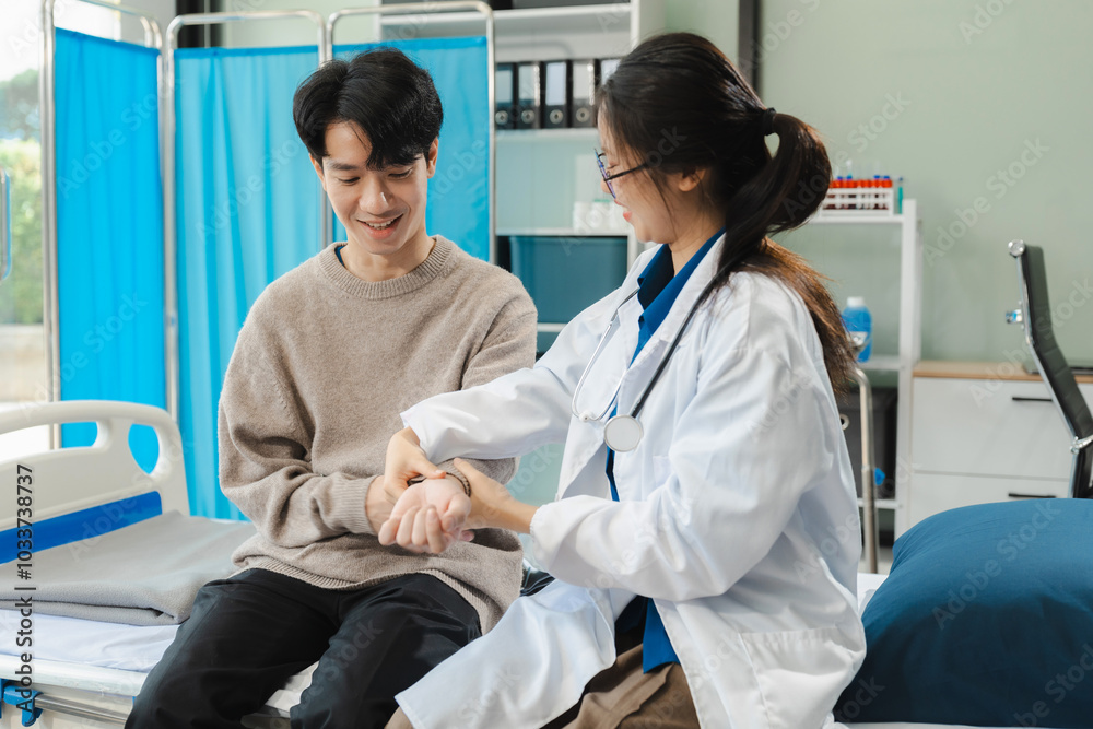Obraz premium doctor having blood pressure test woman at the clinic in the morning.