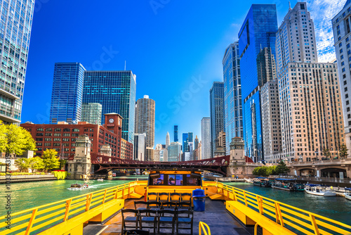 Obraz na płótnie Sailing emerald Chicago river architecture cruise w salonie