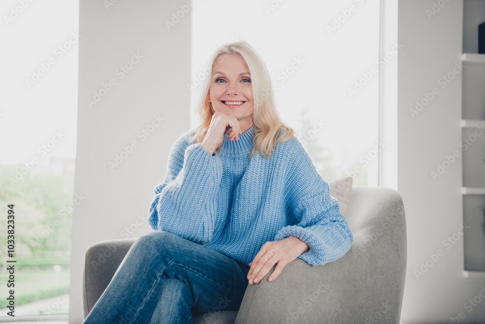 Φωτογραφία Photo of pretty aged woman sit comfy chair good mood wear pullover free time mod