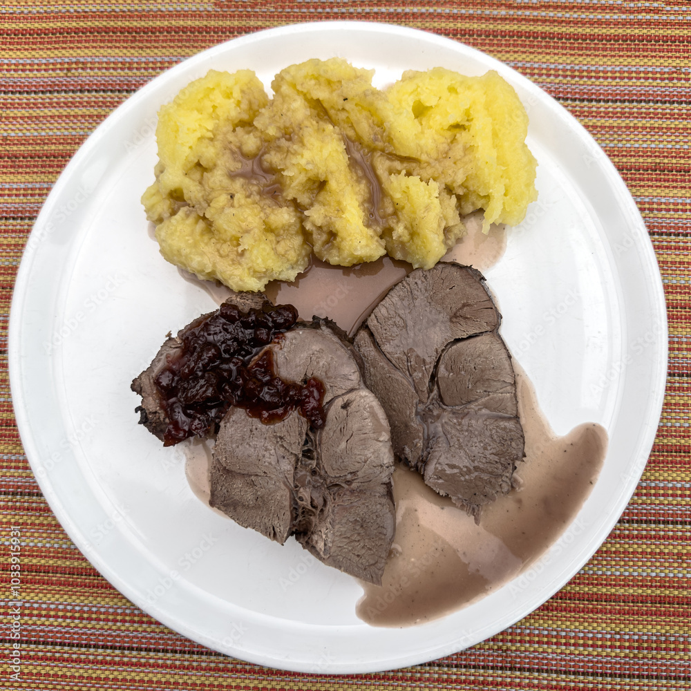 Gebratene Rehkeule mit frischen Kartoffelklösen