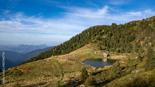 Fotografie Paysage de montagne dans le massif de Belledonne entre alpages et forêts autour