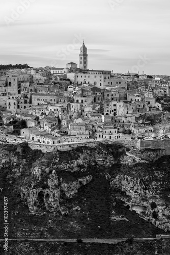 Increíbles y hermosas postales de Matera, una localidad de montaña en el sur de Italia en donde se pueden apreciar las características construcciones en la montaña predominante de rocas.