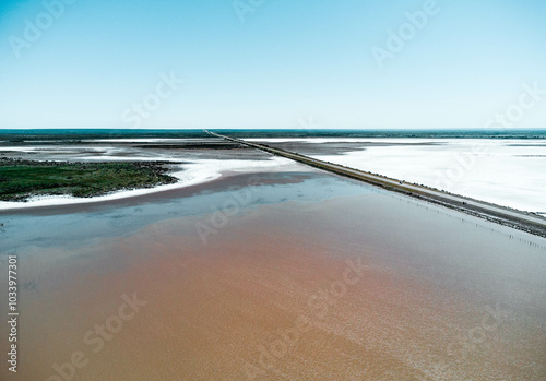 Ruta 40 en Argentina con una increíble vista de salinas donde se aprecia un paisaje de hermosos colores con una toma de drone.