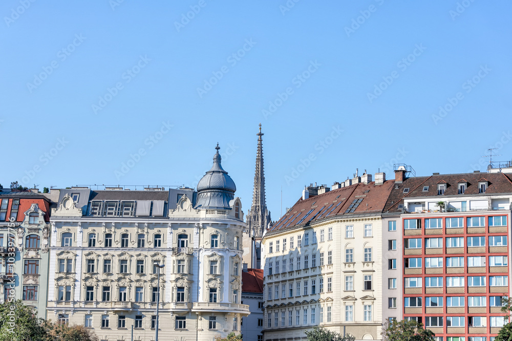 Obraz premium Vienna, Austria - July 23, 2024: Building facades in the early morning in Vienna 