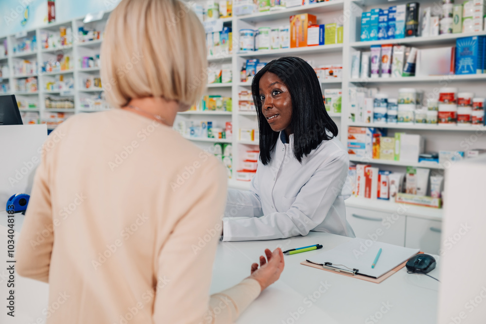 Obraz premium Pharmacist assisting a customer in a modern pharmacy