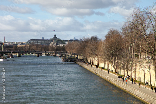 La seine sous le ciel parisien photo