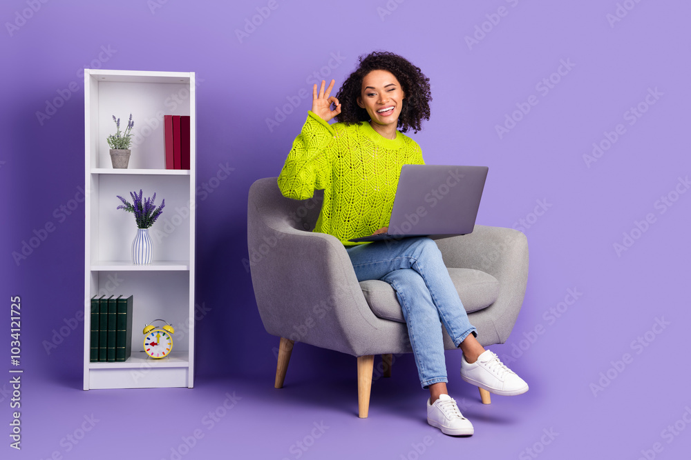 Full body photo of attractive young woman sit armchair work office okey dressed stylish green clothes isolated on violet color background Full body photo of attractive young woman sit armchair work office okey dressed stylish green clothes isolated on violet color background