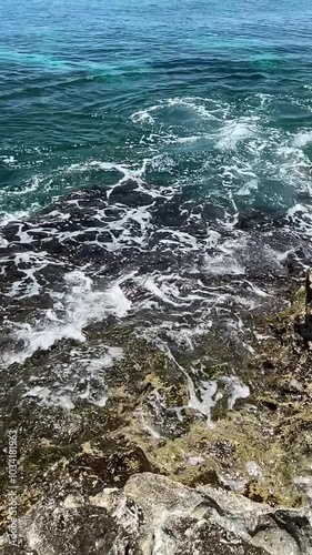 Cámara lenta de olas del mar caribe golpeando en arrecifes