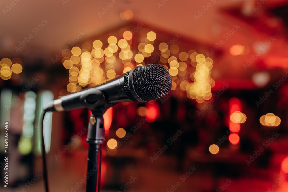 Obraz premium Close up of the microphone on the stage against the blurred background before concert