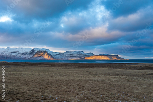 Obraz na płótnie Kirkjufell mountain in a stormy winter day w salonie