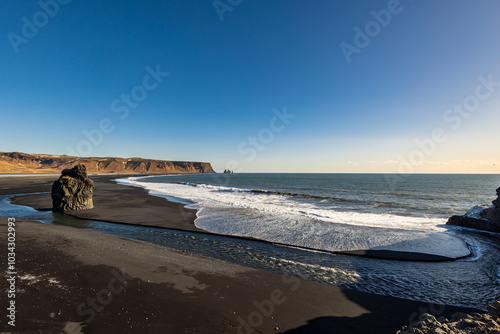 Obraz na płótnie Beautiful and cold day in Dyrholaey peninsula in Iceland w salonie
