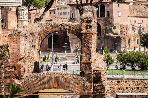 Carta da parati Tourists visiting the Roman Forum in Rome, Italy