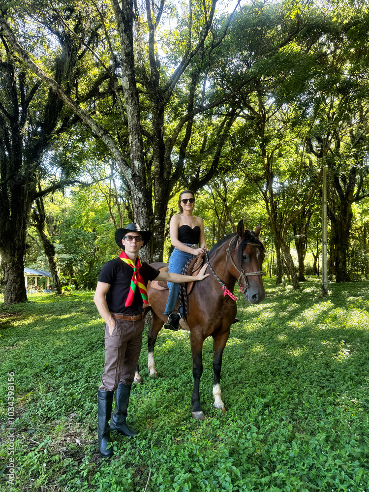casal juntos em cavalgada com cavalo a casal juntos em cavalgada com cavalo a