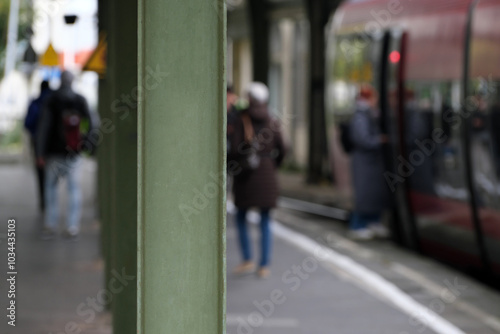 Wallpaper Mural Bahnsteig mit wartendem Zug des Nahverkehrs und Personen steigen ein - Stockfoto Torontodigital.ca