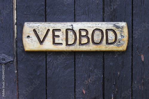 Obraz na płótnie Handmade wooden sign spelling the word woodshed in Swedish. w salonie