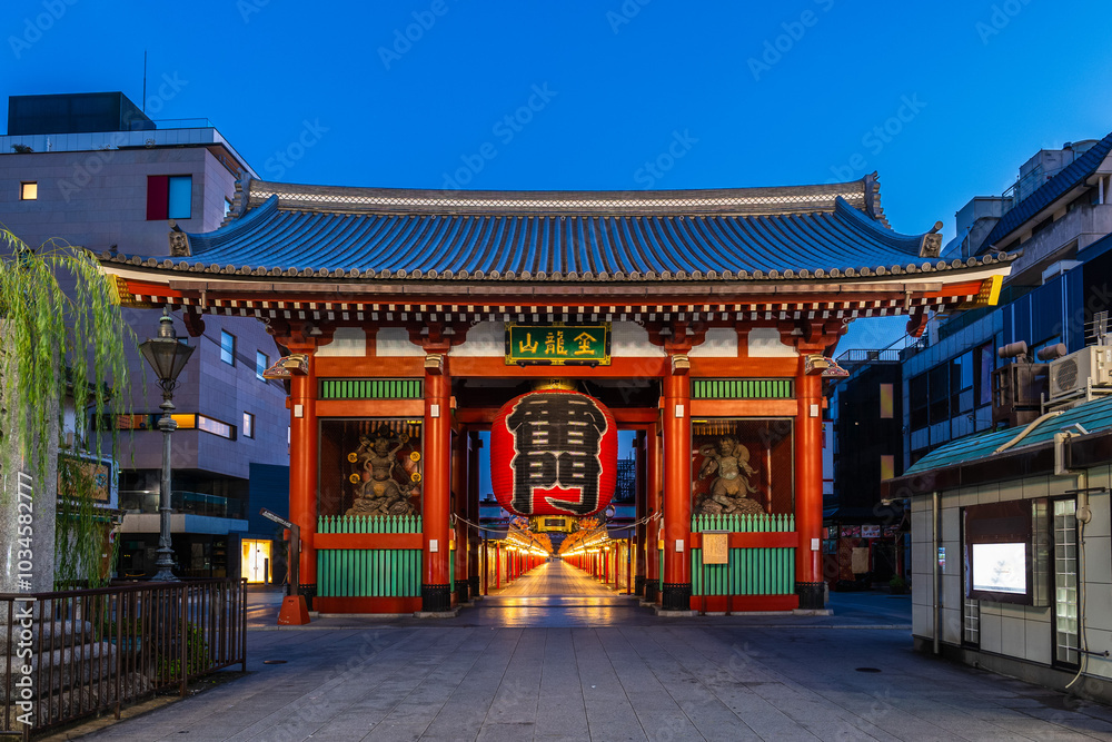 Kaminarimon, the Thunder Gate, the outer gate of Sensoji in Asakusa, Tokyo, Japan. Translation: Thunder Gate and Golden Dragon Mount Kaminarimon, the Thunder Gate, the outer gate of Sensoji in Asakusa, Tokyo, Japan. Translation: Thunder Gate and Golden Dragon Mount