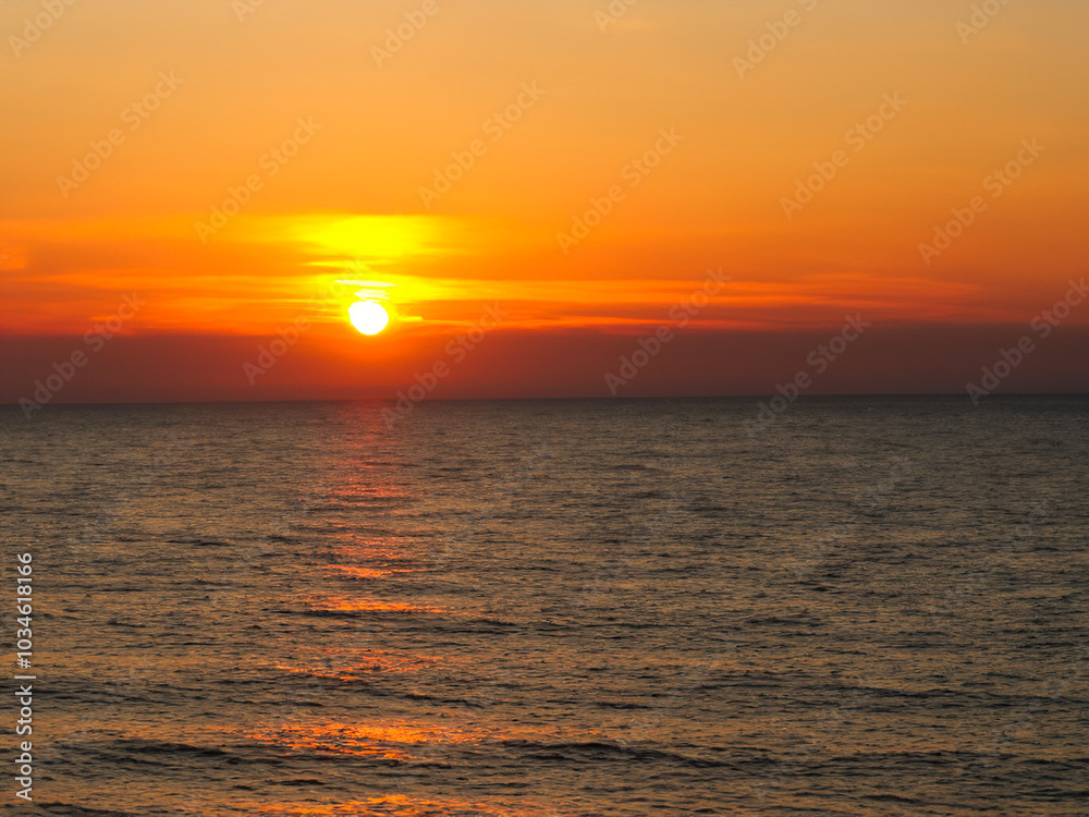 Fototapeta premium beautiful view of sunset over the sea