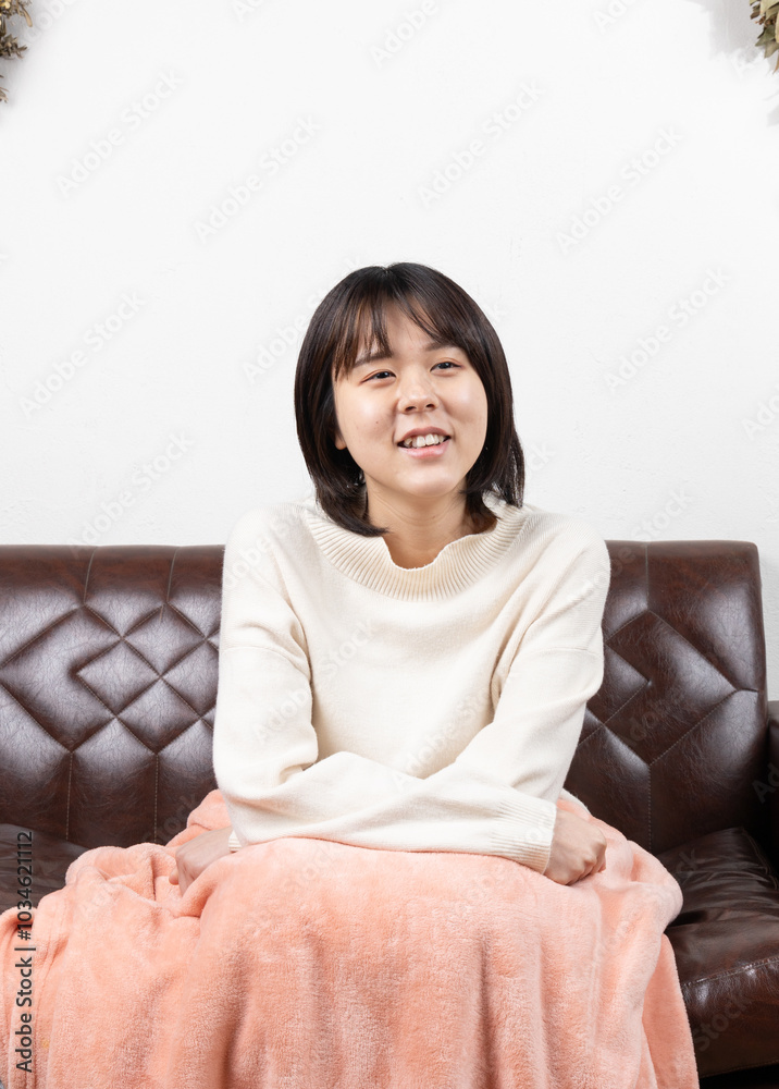 ソファーでくつろいでいる女性