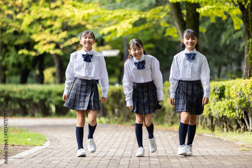 制服を着て歩く学生 Students walking in uniform