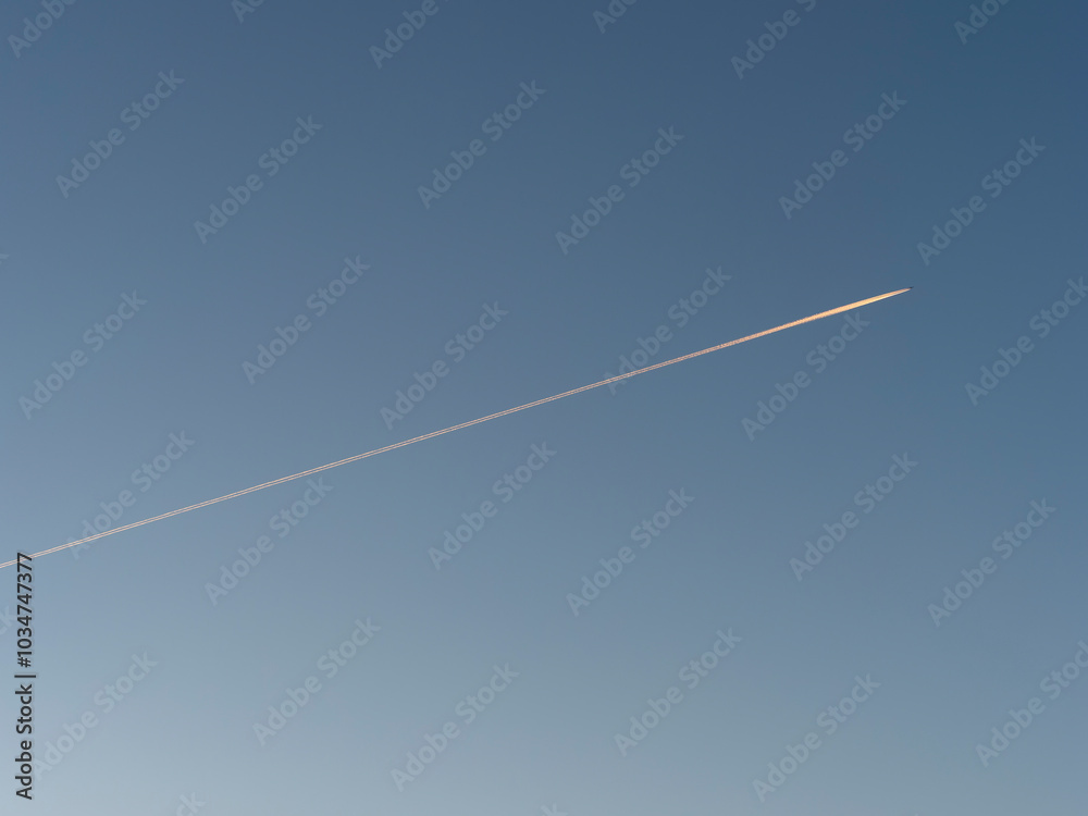 朝日に照らされた飛行機雲 朝日に照らされた飛行機雲