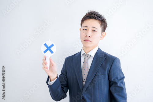 バツを出すビジネスマン