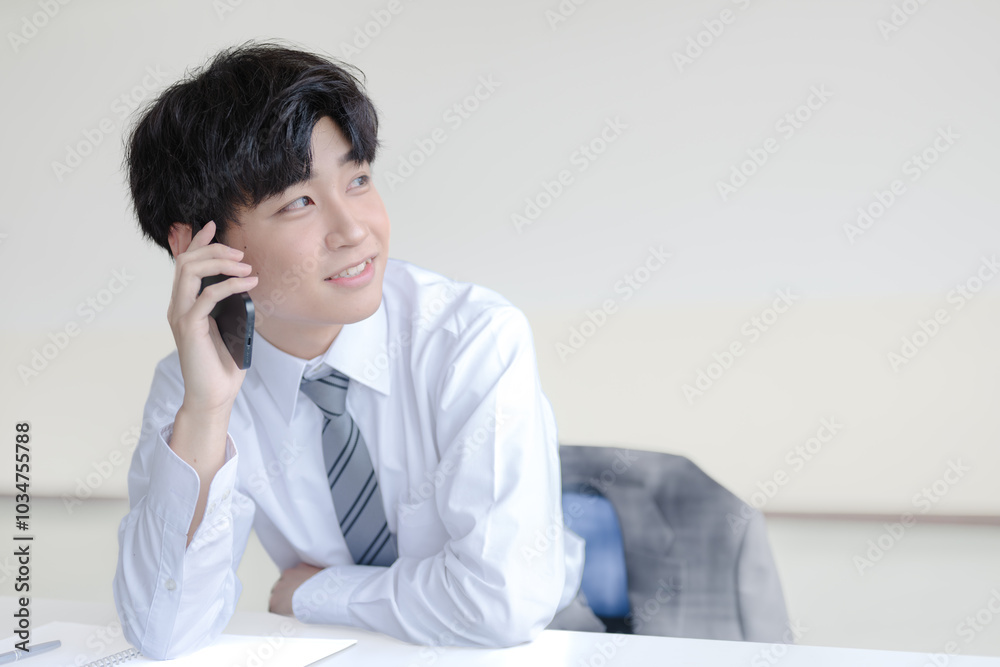 通話するビジネスマン 通話するビジネスマン