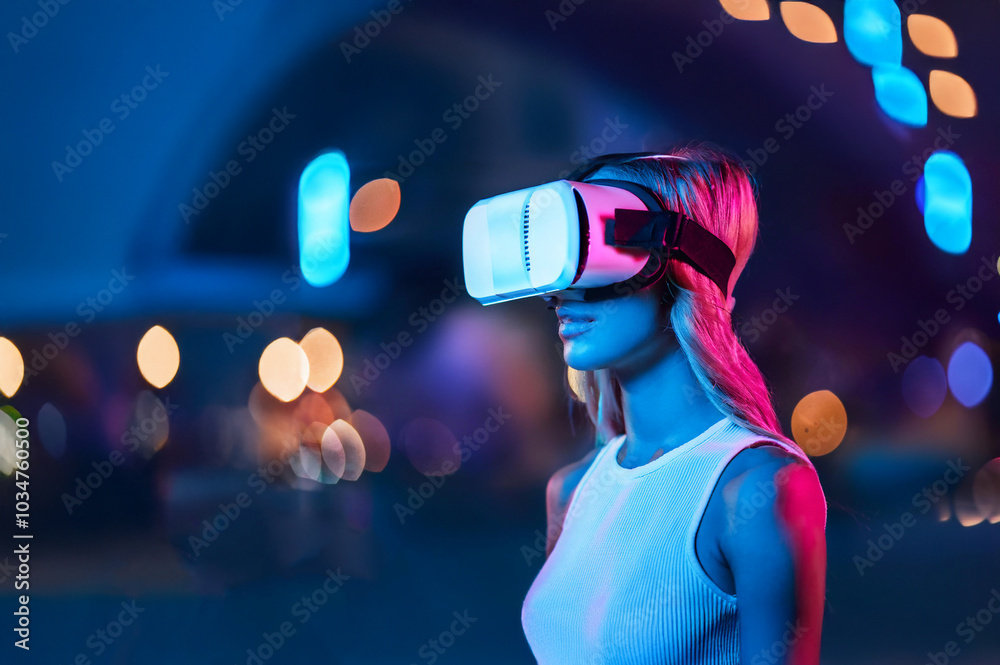 Junge Frau mit einer VR Brille