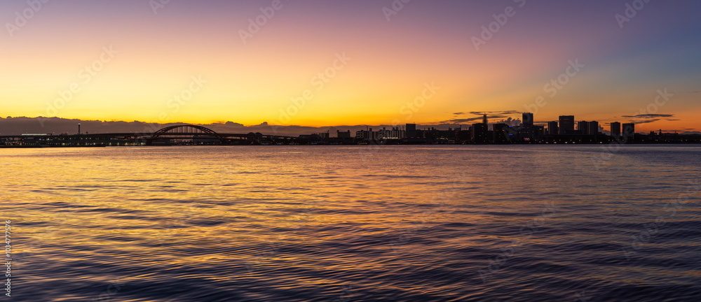 Naklejka premium 神戸港の夜明け(前方にポートアイランドのビル群、神戸大橋が見えます) 神戸市中央区にて