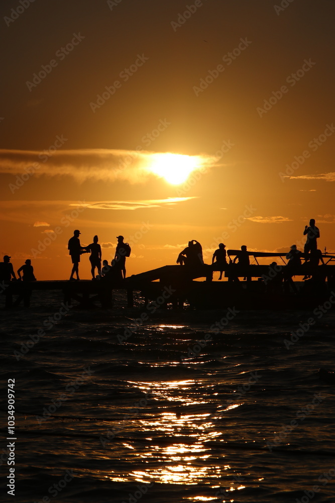 Gente disfrutando el atardecer en Isla Holbox, México